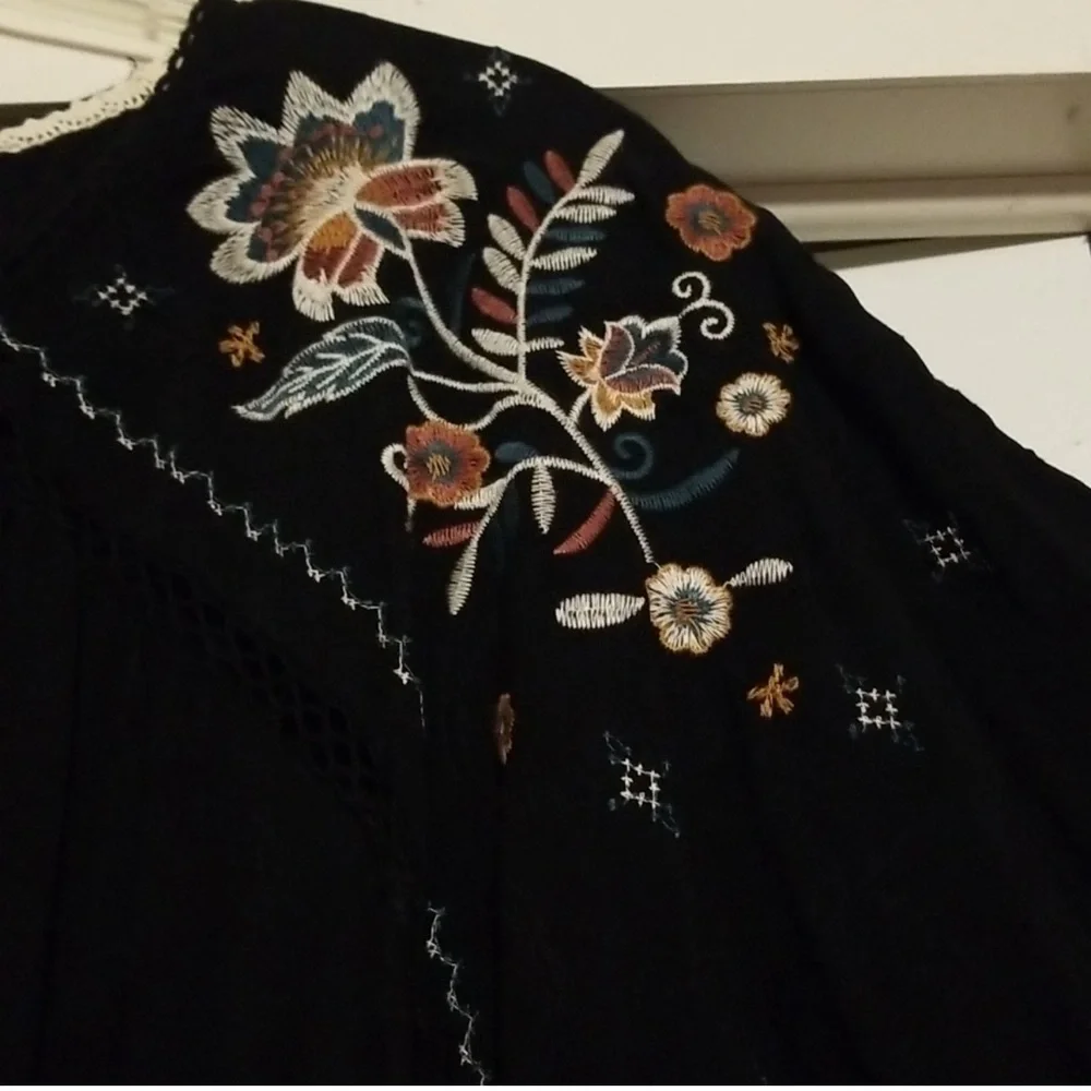 Knox Rose Black Top w/Floral Embroidery - Picture 2 of 7
